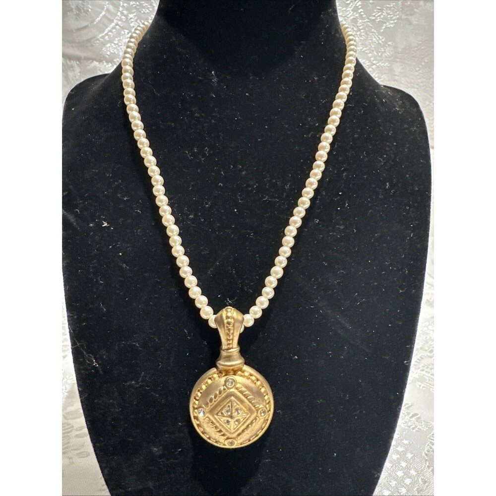 Fashion Faux Pearl  Necklace With Gold Tone Pendent